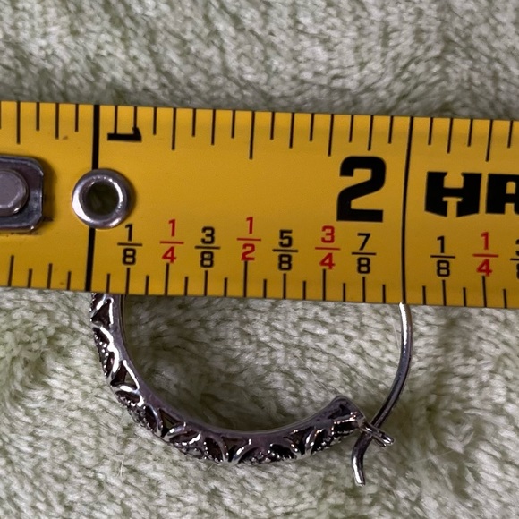 Hoop Earrings 1” Silver tone New - Picture 4 of 4